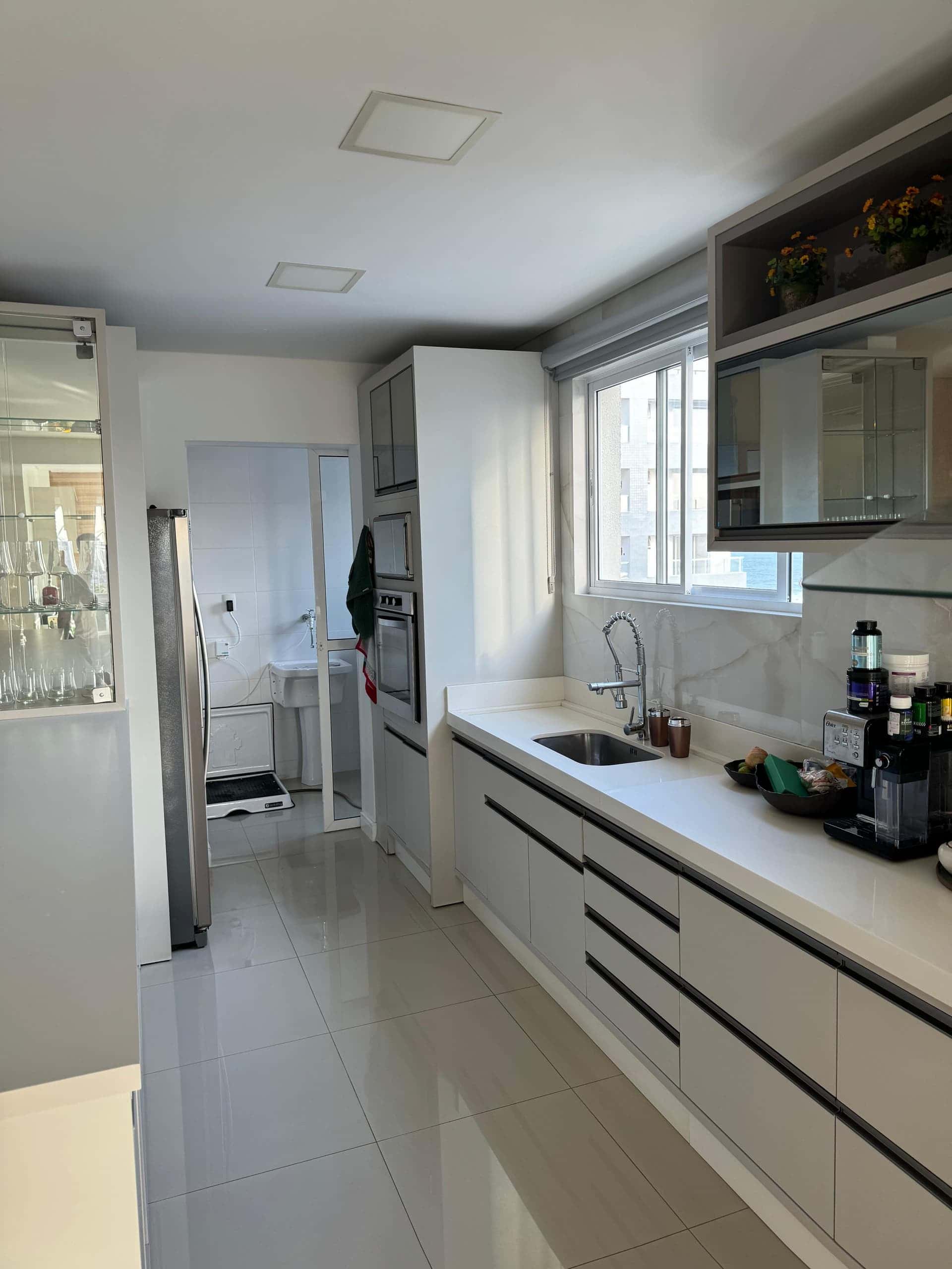 Cozinha completa com móveis planejados