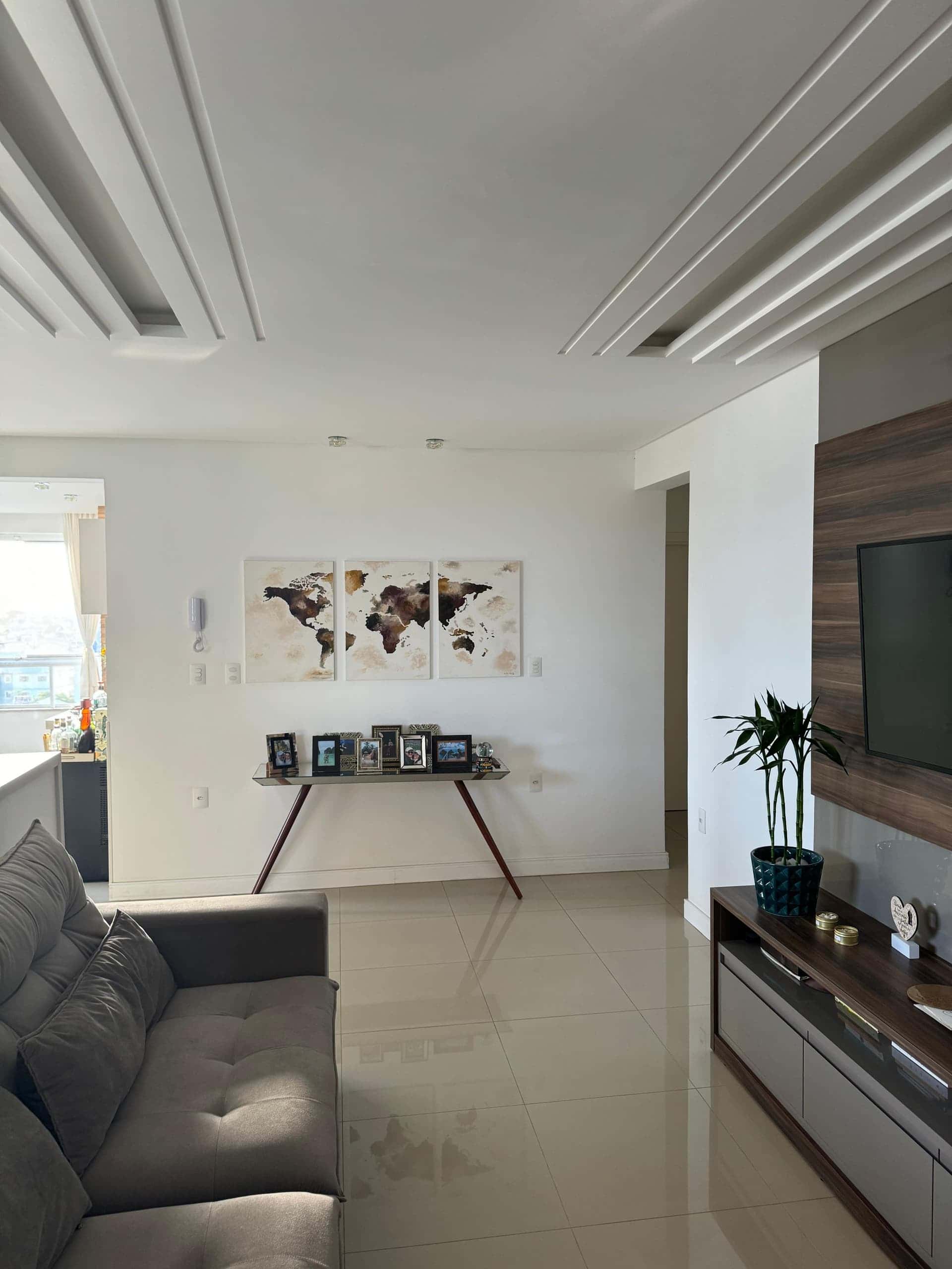 Sala de estar ampla e iluminada com móveis modernos