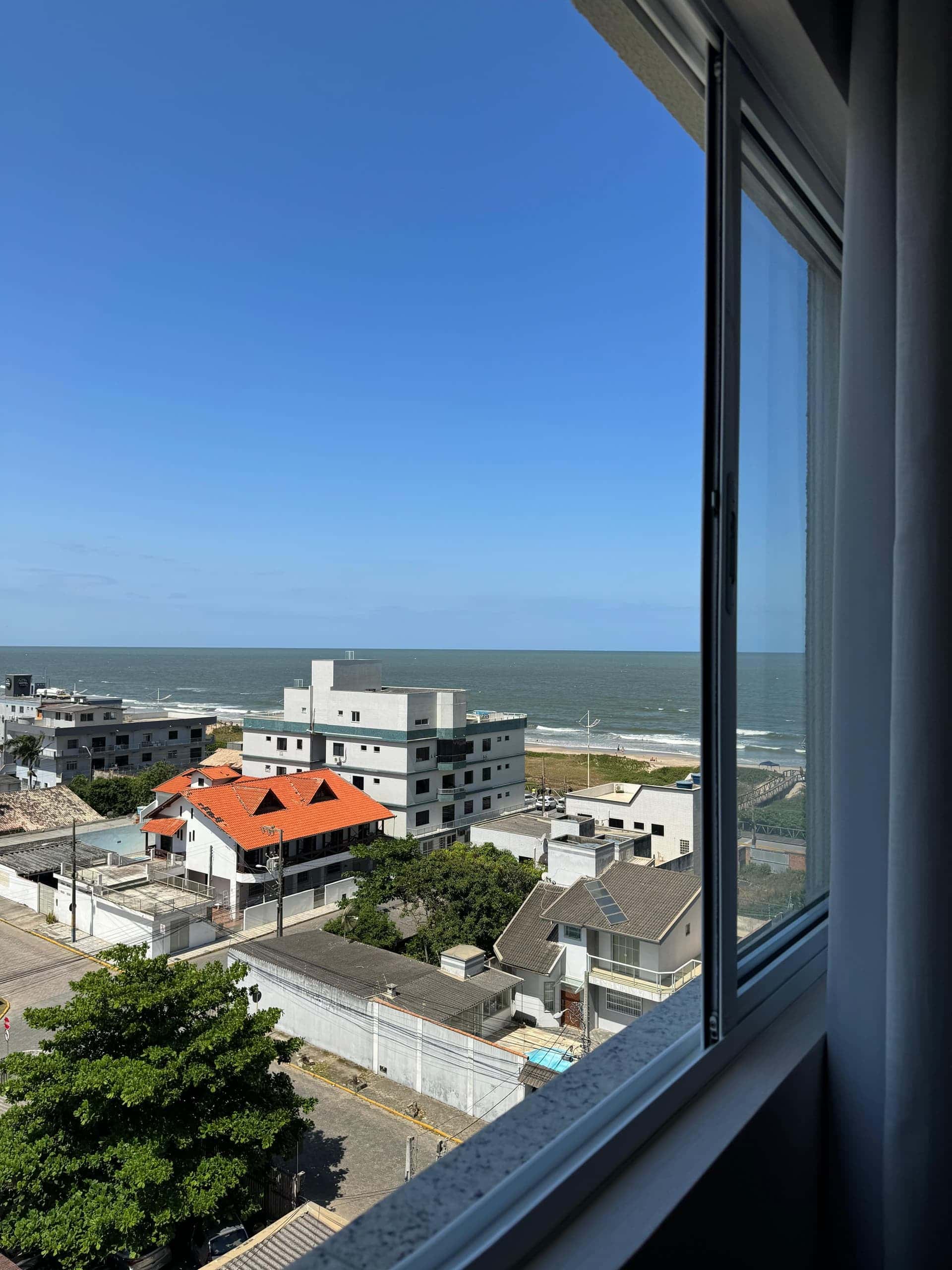 Vista do mar pela janela da suíte