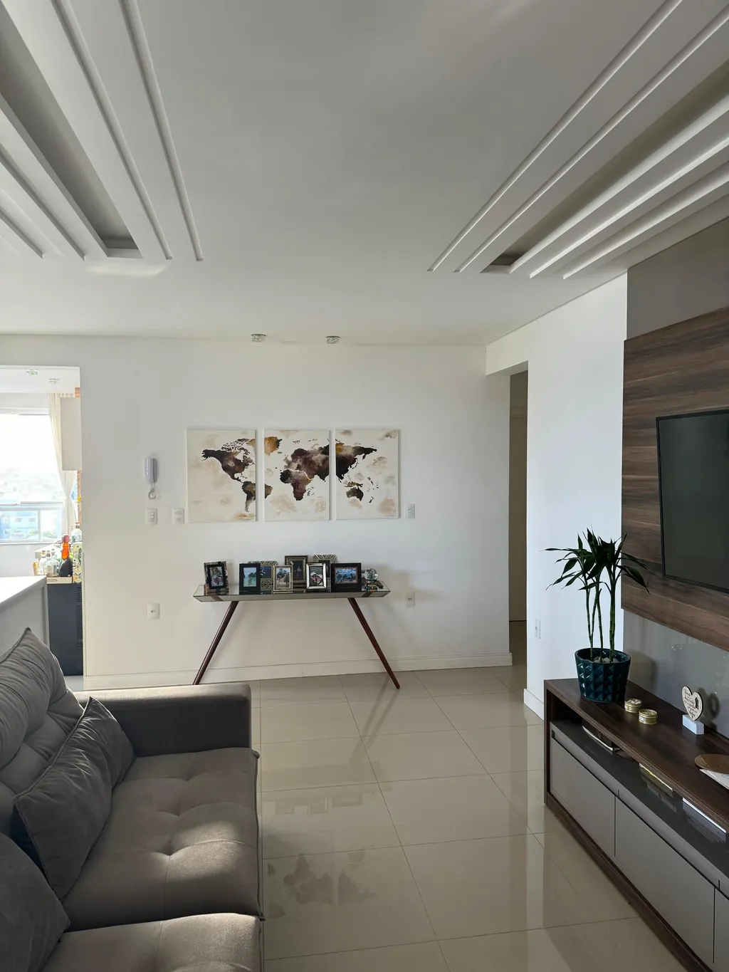 Sala de estar ampla e iluminada